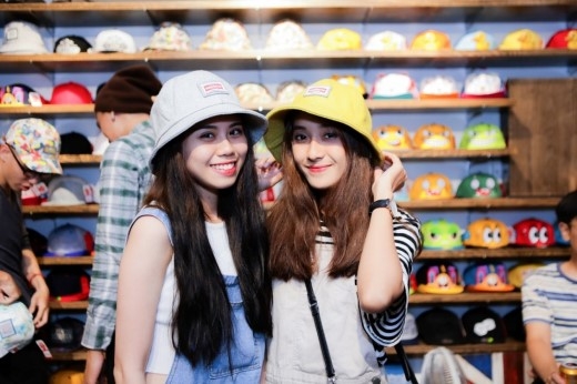 
	
	Trương Hà Vân và Petty Trần xinh xắn chụp hình cùng những chiếc mũ bucket nhiều màu sắc.